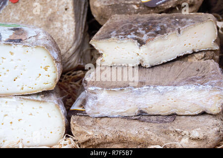 À ALBA - LE 15/04/2017- du fromage et du vin, des produits typiques de Piedmonte, Italie Banque D'Images