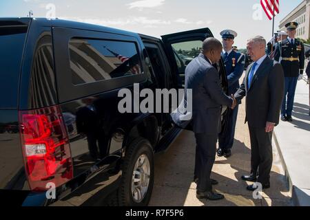 Le Secrétaire de la Défense Jim Mattis rencontre le ministre de la défense de l'Angola Joao Lourenco au Pentagone à Washington, D.C., le 17 mai 2017. (DOD Banque D'Images