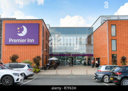 BATH Road, LONDON HEATHROW AIRPORT - Juin 2018 : entrée et le parking de l'hôtel Premier Inn sur Bath Road près de l'aéroport Heathrow de Londres. Banque D'Images