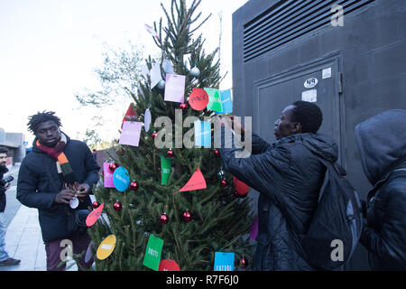 Rome, Italie. 9Th Mar 2018. Roma, Italie. Le 08 déc, 2018. Les bénévoles de l'Association Expérience Baobab avec quelques garçons migrants décorer, Spauracchio l'arbre consacré aux migrants à Rome. Crédit : Matteo Nardone/Pacific Press/Alamy Live News Banque D'Images