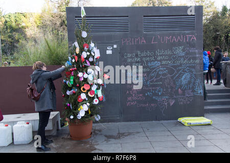 Rome, Italie. 9Th Mar 2018. Roma, Italie. Le 08 déc, 2018. Les bénévoles de l'Association Expérience Baobab avec quelques garçons migrants décorer, Spauracchio l'arbre consacré aux migrants à Rome. Crédit : Matteo Nardone/Pacific Press/Alamy Live News Banque D'Images