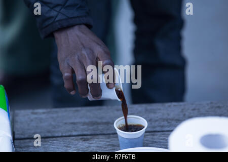 Rome, Italie. 9Th Mar 2018. Roma, Italie. Le 08 déc, 2018. Les bénévoles de l'Association Expérience Baobab avec quelques garçons migrants décorer, Spauracchio l'arbre consacré aux migrants à Rome. Crédit : Matteo Nardone/Pacific Press/Alamy Live News Banque D'Images