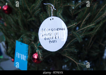 Rome, Italie. 9Th Mar 2018. Roma, Italie. Le 08 déc, 2018. Les bénévoles de l'Association Expérience Baobab avec quelques garçons migrants décorer, Spauracchio l'arbre consacré aux migrants à Rome. Crédit : Matteo Nardone/Pacific Press/Alamy Live News Banque D'Images