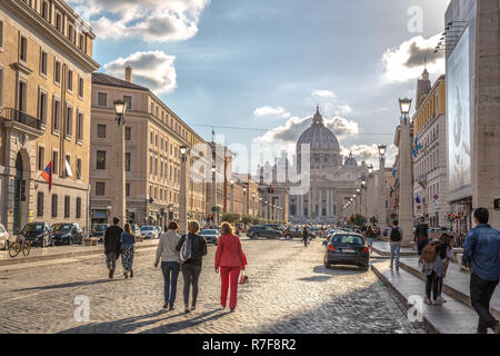 Vatican, le 10 mai 2018 - Les touristes et les habitants de marcher dans une large rue avec la basilique Saint Pierre en arrière-plan avec une lumière de fin d'après-midi en V Banque D'Images