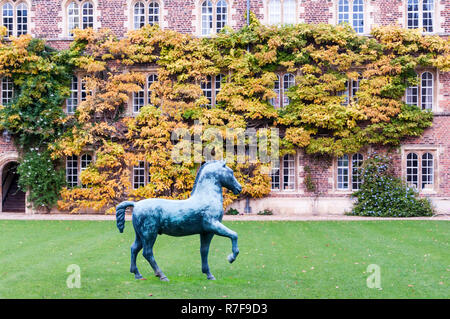 La première cour de Jesus College de Cambridge avec cheval en bronze, une grande sculpture de Barry Flanagan. Remis à l'ordre en 2009. Banque D'Images