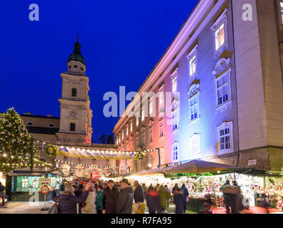 Salzbourg : Marché de Noël Christkindlmarkt (Christkindl-Markt) au square Residenzplatz, en retour Dom (cathédrale), les lumières de Noël à Flachgau, Salzbu Banque D'Images