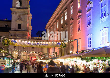 Salzbourg : Marché de Noël Christkindlmarkt (Christkindl-Markt) au square Residenzplatz, en retour Dom (cathédrale), les lumières de Noël à Flachgau, Salzbu Banque D'Images