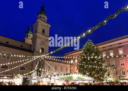 Salzbourg : Marché de Noël Christkindlmarkt (Christkindl-Markt) au square Residenzplatz, en retour Dom (cathédrale), les lumières de Noël à Flachgau, Salzbu Banque D'Images