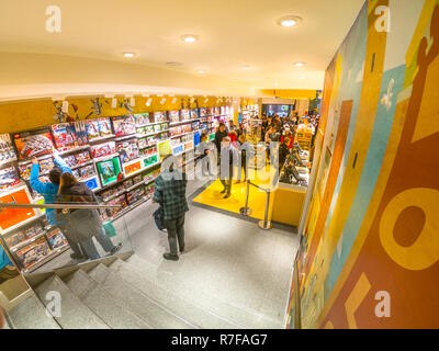 Bologne, Italie - 6 décembre 2018 : rez-de-chaussée de l'intérieur de la célèbre magasin de jouets de Bologne, des briques Lego. Dans la Via Indipendenza street, après la récente inauguration. Banque D'Images