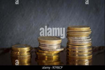 Coin colonnes sur fond sombre Banque D'Images