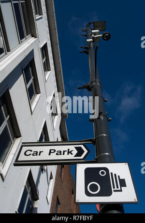 La signalisation routière indiquant un parking à droite et les caméras de circulation en usage, en Richmond upon Thames, Surrey, Angleterre Banque D'Images