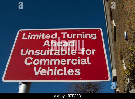 La signalisation routière indiquant limited tournant espace en avant et la route ne convient pas pour les véhicules commerciaux, dans Barnes, Surrey, Angleterre Banque D'Images