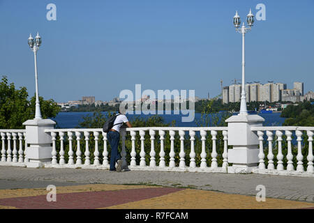 Adolescent sur plate-forme d'observation dans la ville de Voronezh (Russie) Banque D'Images