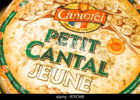 BELGRADE, SERBIE - 22 NOVEMBRE 2018 : détail de petit fromage cantal jeune à Belgrade, en Serbie. Jeune Cantal est un fromage à pâte ferme type de produit i Banque D'Images