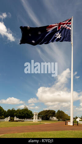 Grand Drapeau australien flottant au vent en Park avec des nuages Banque D'Images