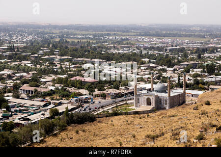 Osh, Kirghizistan, 20 août 2018 : l'extérieur de la mosquée de Soliman à Osh. Le centre-ville de la SST dans l'arrière-plan Banque D'Images