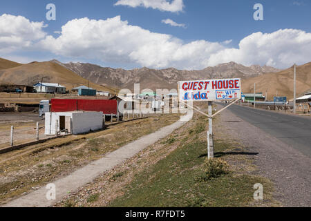 Sary-Tash, Kirghizistan 21 Août 2018 : Sary-Tash ville frontière au Kirghizistan pour le Tadjikistan voisin sur la route du Pamir en Asie centrale Banque D'Images