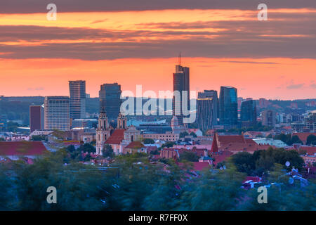 Vue aérienne au-dessus de la vieille ville de Vilnius et gratte-ciel du nouveau centre au lever du soleil, de la Lituanie, Pays Baltes. Banque D'Images