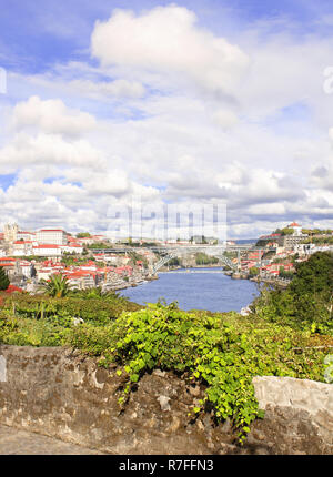 Vue sur le pont Maria Pia et du fleuve Douro, à Porto, Portugal Banque D'Images