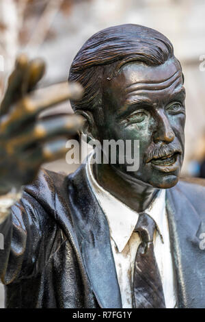 Statue en bronze d'un homme originaire d'un New York cab maintenant sur John Carpenter Street. Londres. UK Banque D'Images