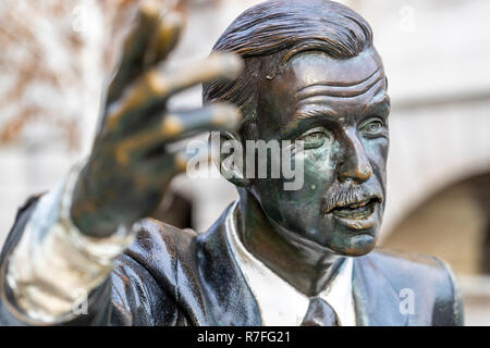 Statue en bronze d'un homme originaire d'un New York cab maintenant sur John Carpenter Street. Londres. UK Banque D'Images