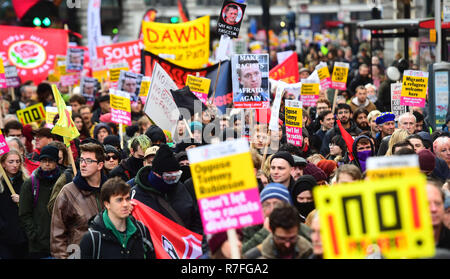 Les gens prennent part à un anti-fascistes contre-manifestation contre une 'trahison' Brexit mars et le rassemblement organisé par l'UKIP, au centre de Londres. Banque D'Images