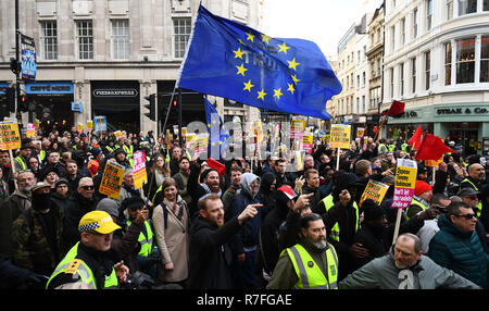 Les gens prennent part à un anti-fascistes contre-manifestation contre une 'trahison' Brexit mars et le rassemblement organisé par l'UKIP, au centre de Londres. Banque D'Images