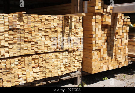 Les planches de bois dans un entrepôt de matériaux de construction Banque D'Images