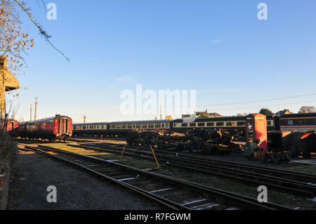 Carnforth, Lancashire, Royaume-Uni, le 27 décembre 2008. Des trains à vapeur abandonnés et le matériel roulant à l'emblématique une fois Steamtown dans Carnforth's Motive Power depot (DPV), Lancashire qui était une attraction dans les années 1970 à 1990. La cour a tenu Pullman stock, vieux trains britanniques et inter-actions, Royal Mail voitures ainsi que de nombreux trains à vapeur et diesel. Crédit : Michael Scott/Alamy Live News Banque D'Images