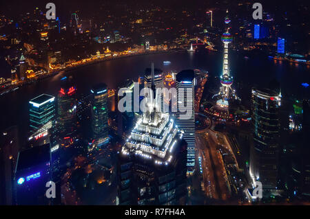 Shanghai, Chine - le 16 août 2011 : vue sur les gratte-ciel du quartier de Pudong de nuit depuis le pont d'observation de la WFC de Shanghai Banque D'Images