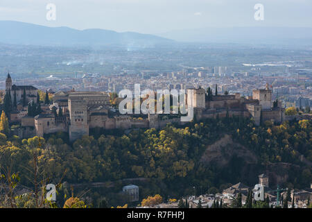 En novembre de l'Alhambra. Grenade, Andalousie. Forteresse dans le sud de l'Espagne - UNESCO World Heritage Site. Banque D'Images