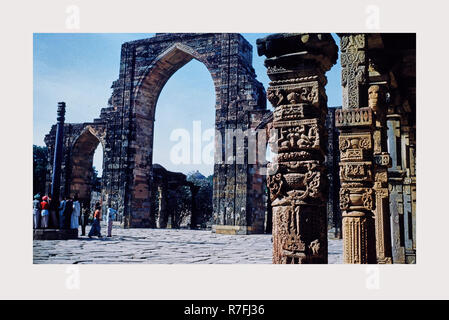 L'Inde, Delhi, Quwwat-ul-Islam Mosquée, 1968 ou plus tôt, les villes de Mughul India Banque D'Images