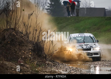 Høvringen, Croatie - le 25 novembre 2018. 9ème Show Rallye Santa Domenica. Wolfgang Schmollngruber et Tanja Brenn de Autriche racing dans la Mitsubi Banque D'Images