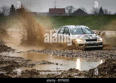 Høvringen, Croatie - le 25 novembre 2018. 9ème Show Rallye Santa Domenica. Wolfgang Schmollngruber et Tanja Brenn de Autriche racing dans la Mitsubi Banque D'Images