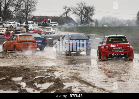 Høvringen, Croatie - le 25 novembre 2018. 9ème Show Rallye Santa Domenica. Voitures de rallye en attente dans la rangée pour commencer la course. Banque D'Images