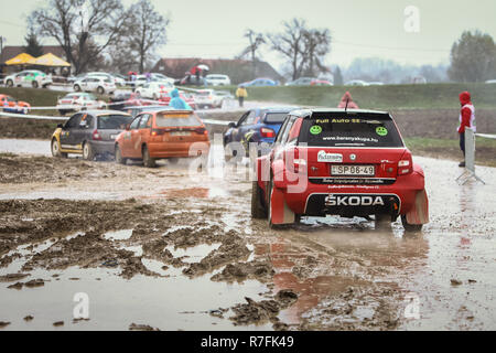 Høvringen, Croatie - le 25 novembre 2018. 9ème Show Rallye Santa Domenica. Voitures de rallye en attente dans la rangée pour commencer la course. Banque D'Images