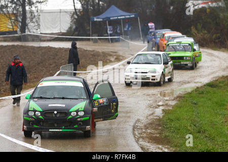 Høvringen, Croatie - le 25 novembre 2018. 9ème Show Rallye Santa Domenica. Voitures de rallye en attente dans la rangée pour commencer la course. Banque D'Images