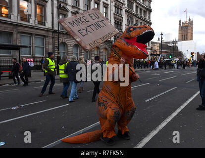 Veuillez noter que les éditeurs de langue sur Signer un manifestant vêtu d'un costume de dinosaure qu'ils prennent part à un Brexit 'trahison' mars et rallye organisé par l'UKIP, au centre de Londres. Banque D'Images