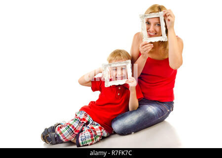 La mère et l'enfant isolé sur fond blanc Banque D'Images