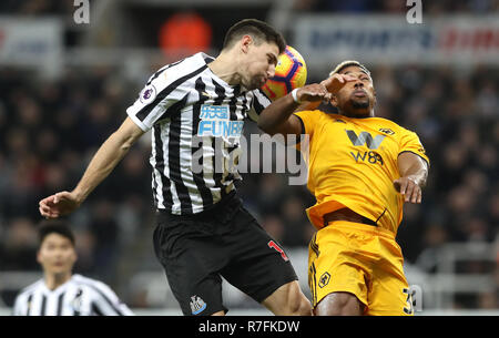 Le Newcastle United Federico Fernandez (à gauche) et Wolverhampton Wanderers' Adama Traore bataille pour la balle durant le premier match de championnat à St James' Park, Newcastle. Banque D'Images