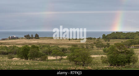 Le format paysage. Vues avec arc-en-ciel, de plus Auchnacraig Grasspoint et vers Oban. Grasspoint, Mull, Isle of Mull, Argyll and Bute, Ecosse Banque D'Images