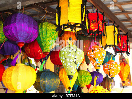 Multi-couleur chinois lanternes de soie à Hoi An, Vietnam Banque D'Images