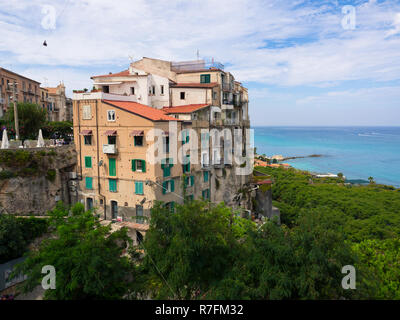 Avis de Tropea, une station touristique dans le sud de l'Italie, perché sur une falaise surplombant la mer. Banque D'Images