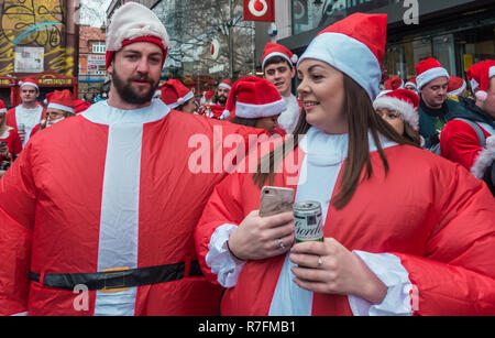 Londres, UK - Décembre 2018 : Deux amis habillés en fat santa outfits posant pour la photographie tout en prenant part à un événement à thème SantaCon Banque D'Images