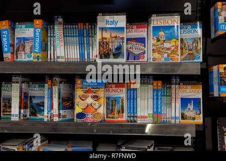 Guides de voyage et de vacances et des livres en librairie WHSmith, UK Banque D'Images