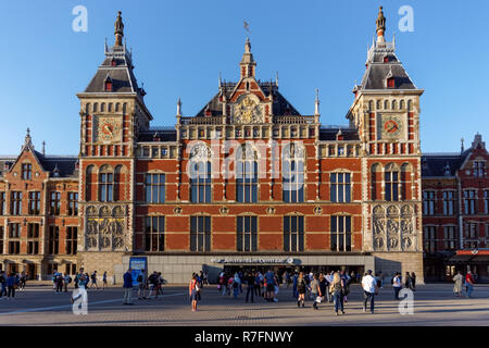 D'Amsterdam, la gare centrale d'Amsterdam, Amsterdam, Pays-Bas Banque D'Images