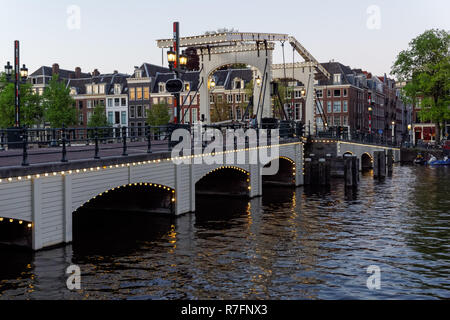 Le Magere Brug (pont Maigre) sur la rivière Amstel à Amsterdam, Pays-Bas Banque D'Images