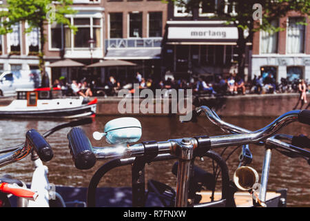 Des vélos hollandais traditionnels stationnée sur canal Keizersgracht à Amsterdam, Pays-Bas Banque D'Images