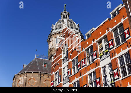 Bâtiments historiques sur le Oudezijds Kolk canal à Amsterdam, Pays-Bas Banque D'Images