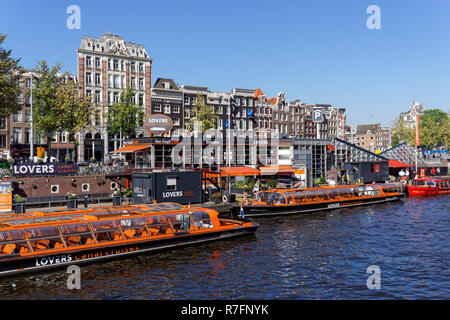 Bateaux de croisière touristique à Open Havenfront canal dans Amsterdam, Pays-Bas Banque D'Images